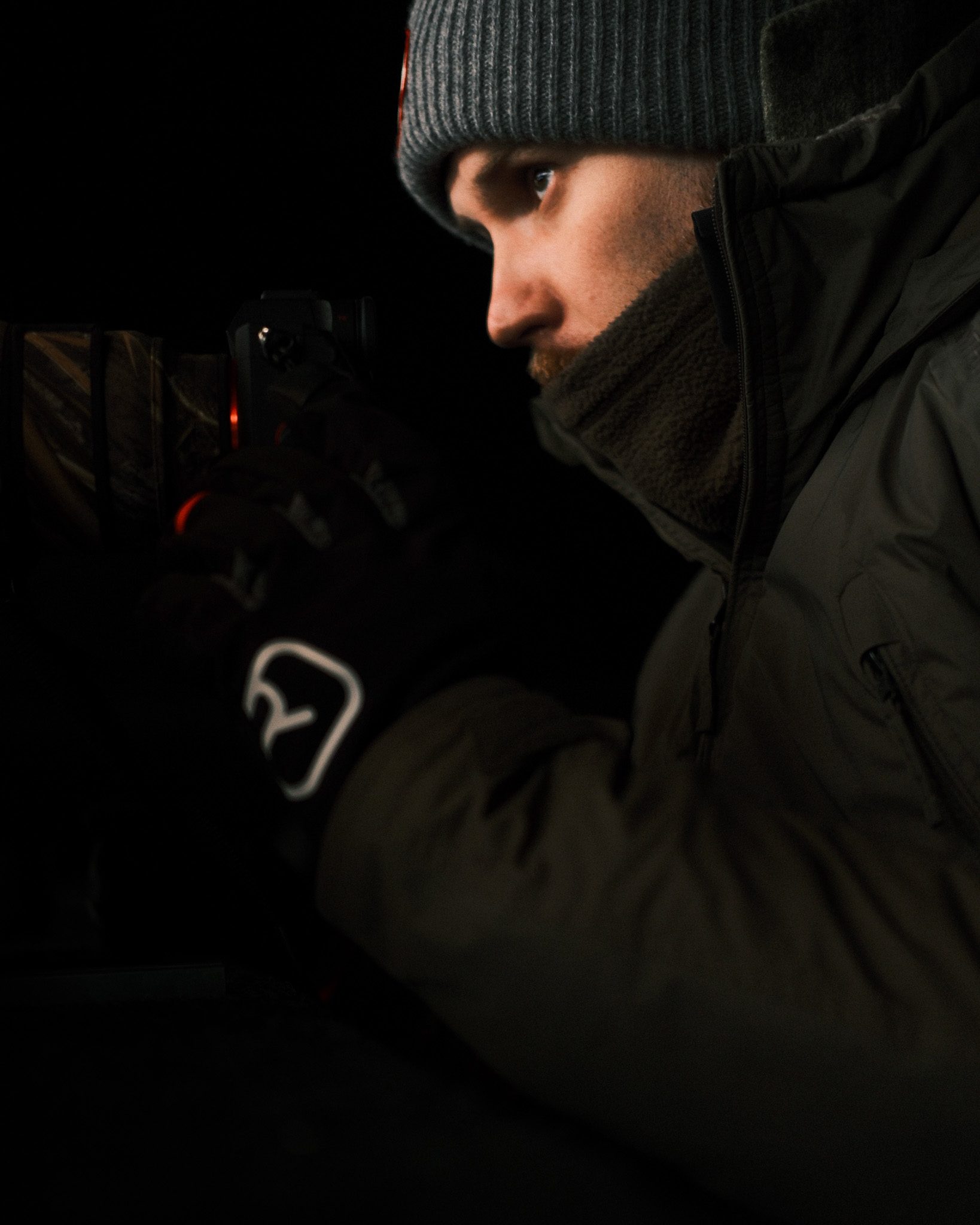 Porträt von Chris Schwaiger — österreichischer Wildtierfotograf im Feld mit Kameraausrüstung